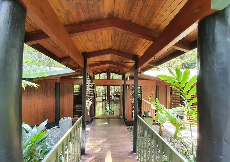 Butterfly Bend - 3 Bedroom Daintree Beach House Cow Bay